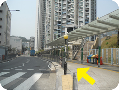 右轉沿偉智街直行落斜路